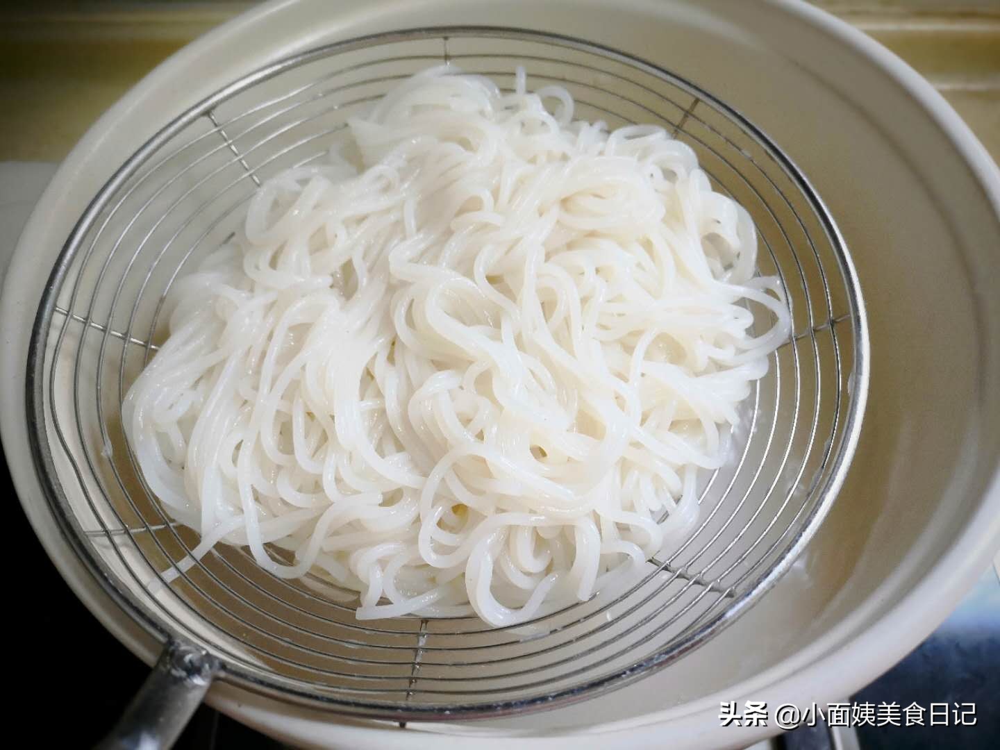正宗柳州螺蛳粉，香辣酸爽又开胃，闻起来臭，吃起来可真香，过瘾