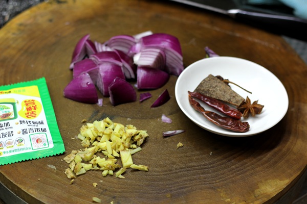 在家做鱼杂不能少了黄豆酱 20块钱1道肉菜 色泽酱红 酱香浓郁