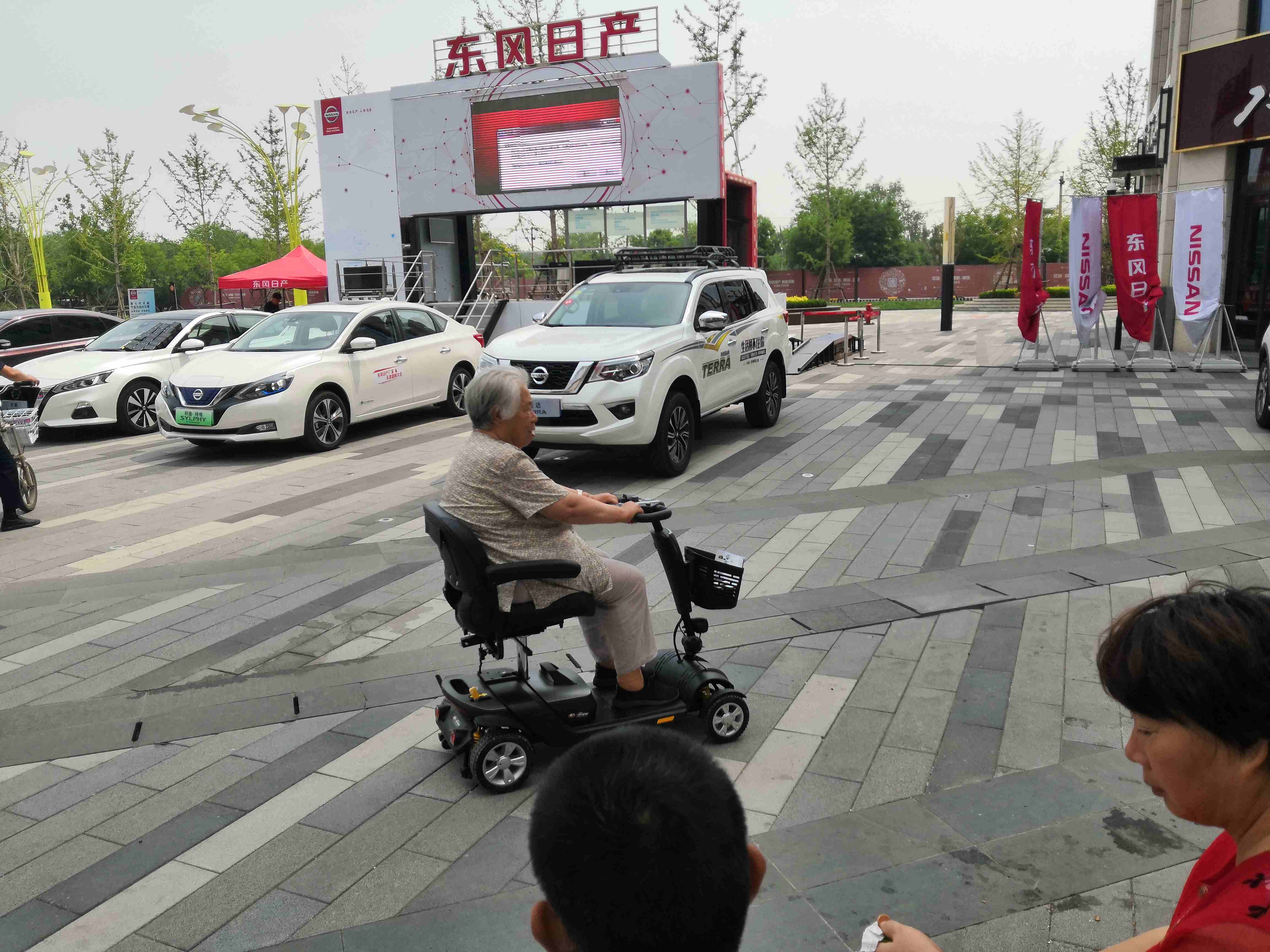 为什么老年人需要老年代步车?