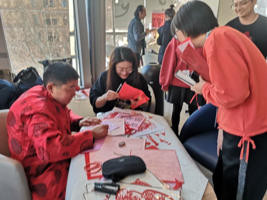 北京传统书画艺术研究会走进完美世界大厦慰问员工
