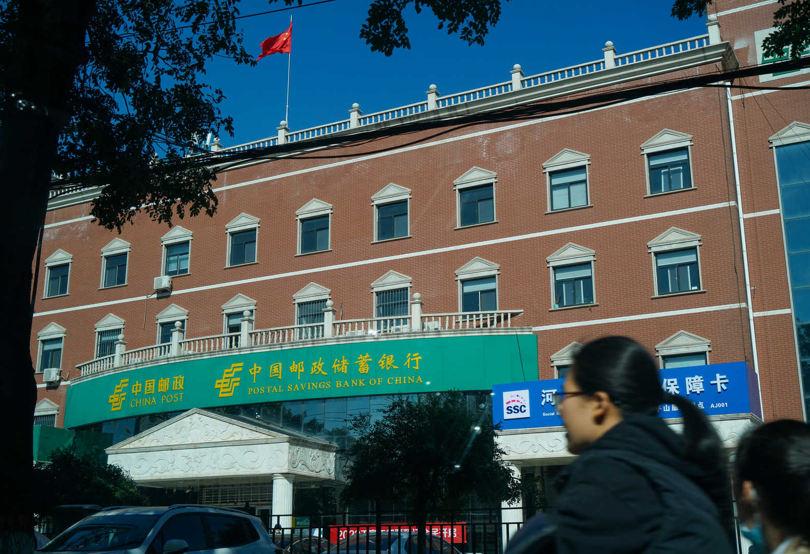 河北快递员疑因口角持刀杀3同事，事件起因引关注。