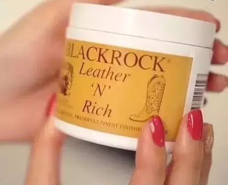 上万元的包包可别糟蹋了，这样保养，再背10年都不会烂！