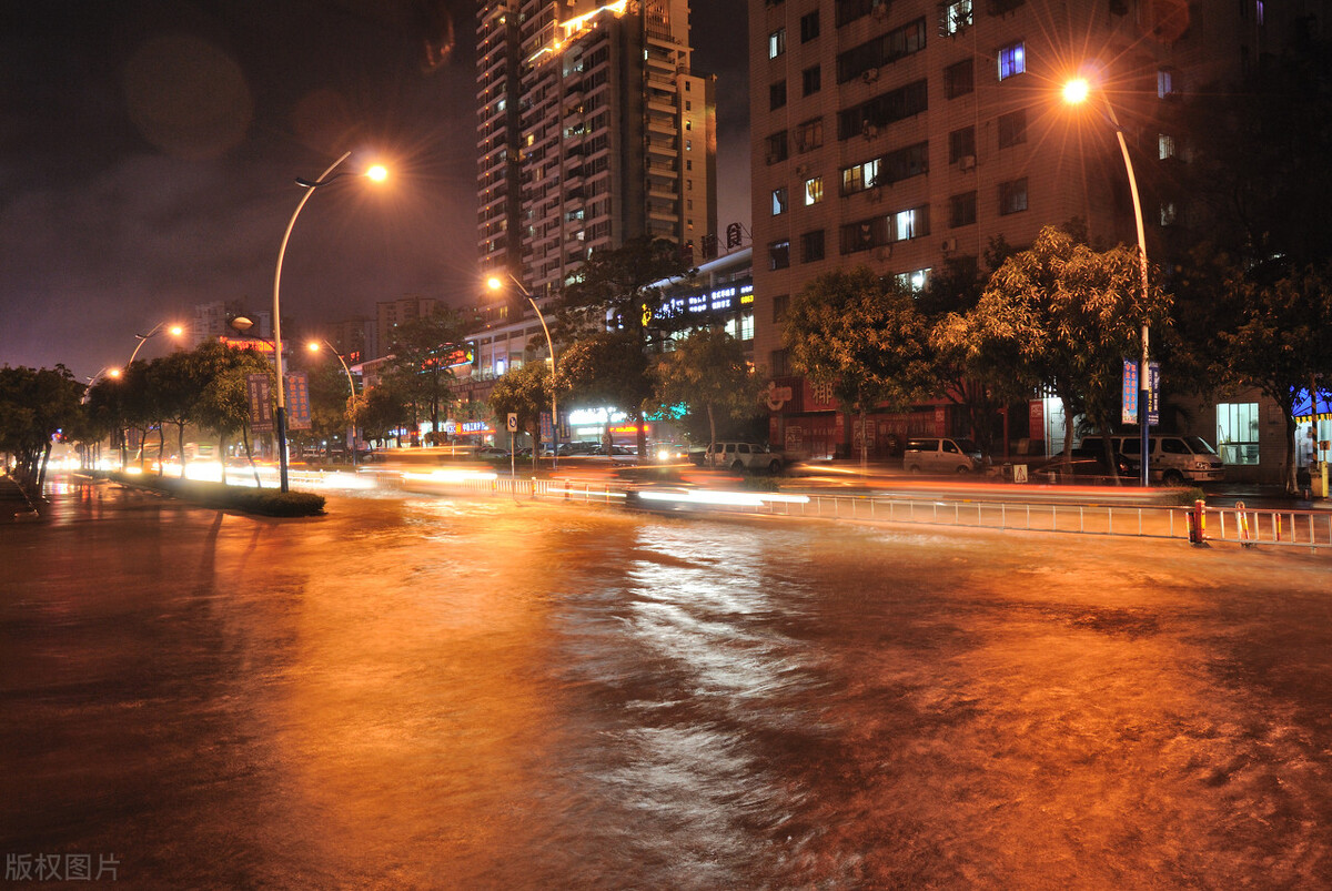 散文,大雨滂沱,街道覆没