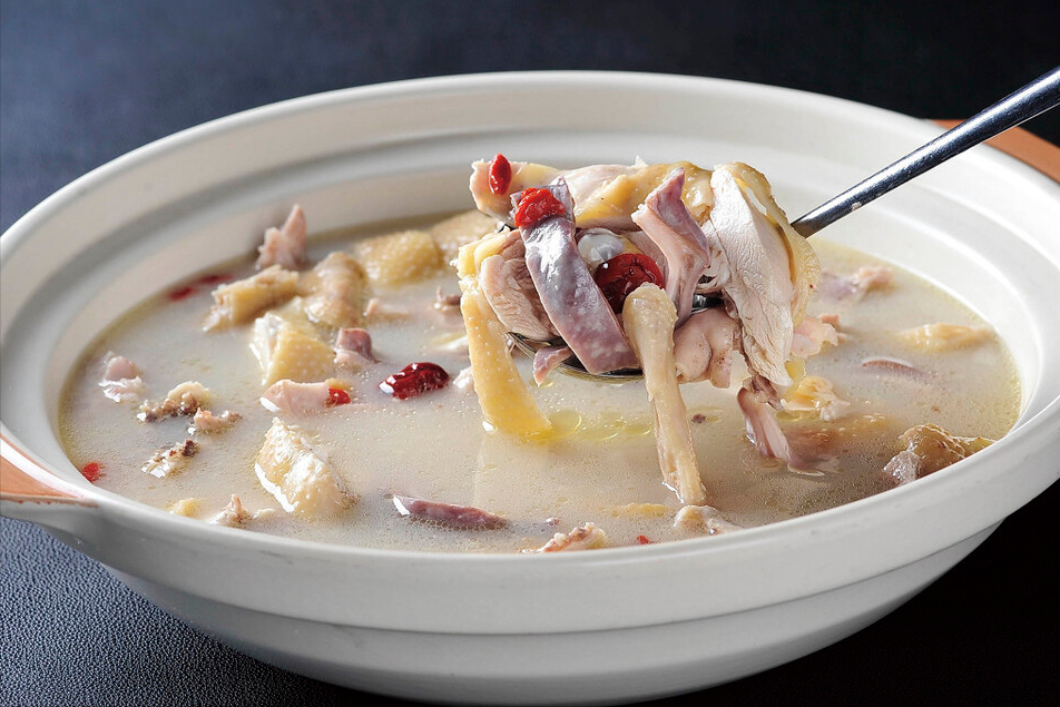 广东人煲猪肚汤有诀窍，别只会焯水，再多加1步，香浓奶白无腥味