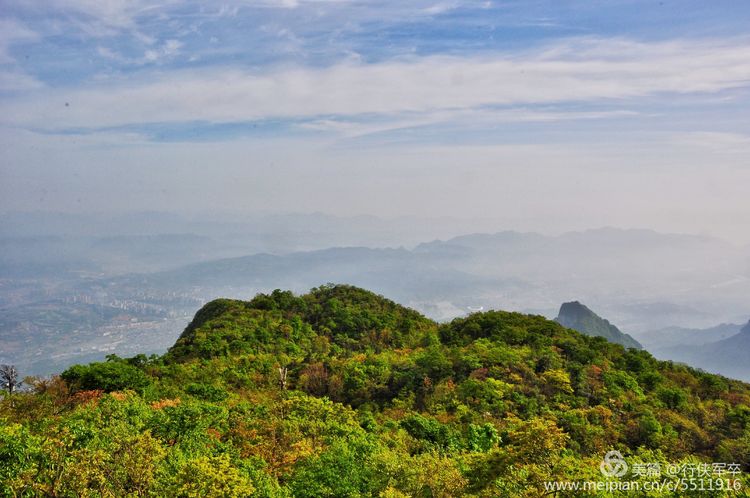 玉壶峰下松涛起，天界佛国掸尘埃！走遍千山万岭，唯天门山独有