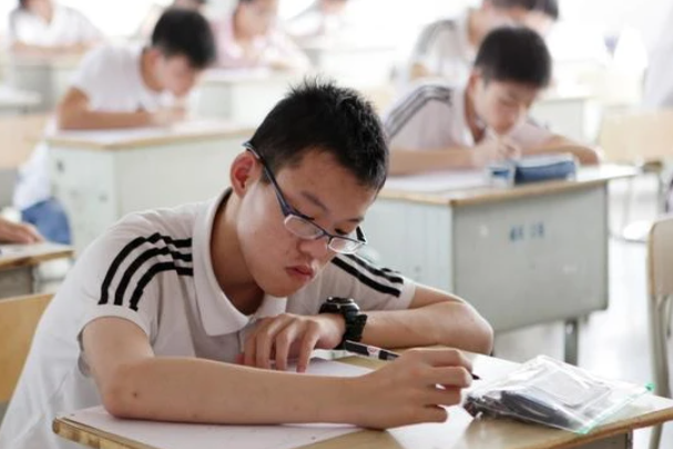 高中生迎来新消息，“英语”将被踢出高考？教育部回应来了