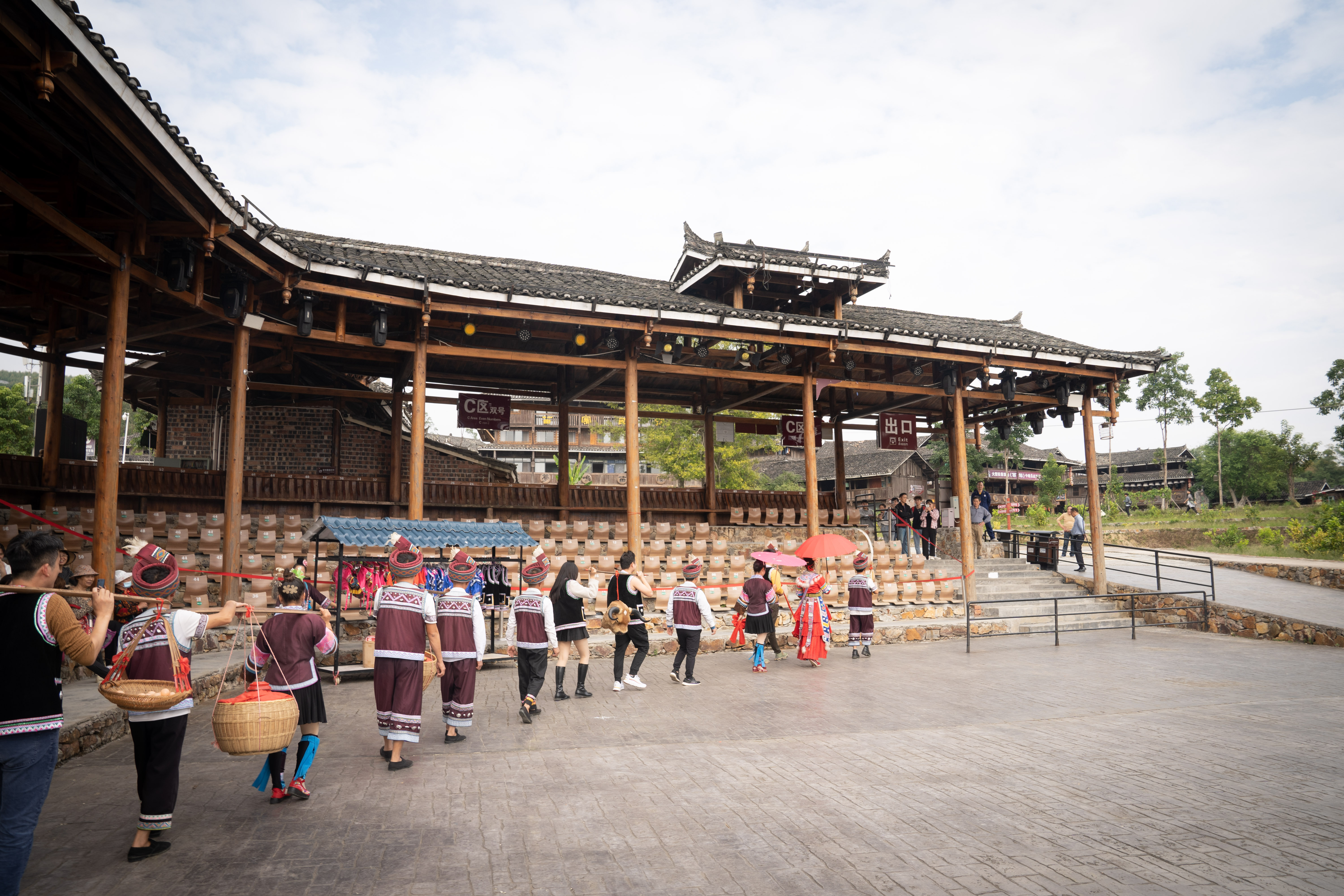 柳州融水梦呜苗寨拦门酒体验当地的婚礼真是太热闹了