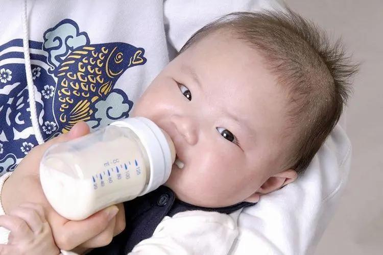 新生儿喂奶粉一次多少毫升(新生儿奶粉吃多少毫升正常？新生儿奶粉喂养量标准)
