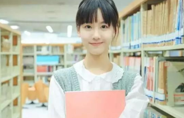 她是高考621分的“理科妹”，在娱乐圈傲视群雄，美貌与才华并存