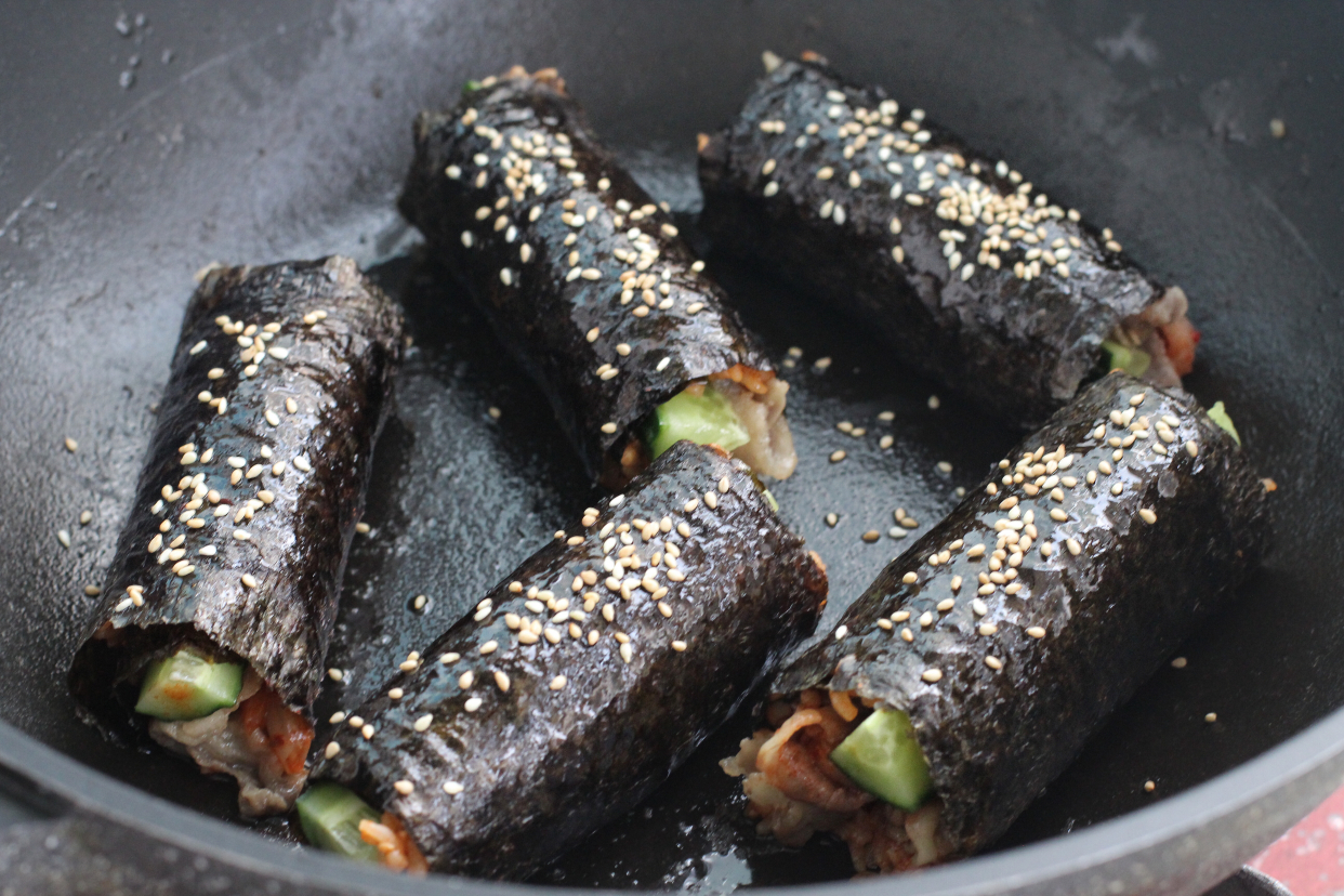 香喷喷的肥牛饭卷，不用竹帘直接上手卷，孩子一口气吃了好几根