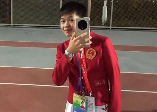 全红婵被疯狂追捧！师弟师妹围着要签名，何教练陪同，默默保护