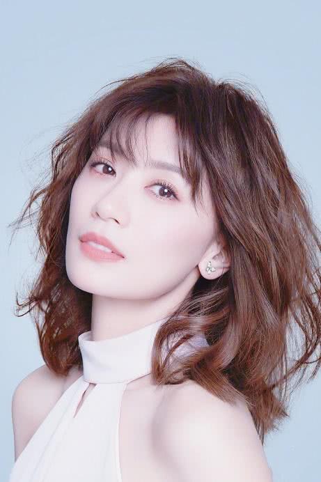四五十岁的女人留头发别老一套，试试这几款烫发，儿媳妇都夸年轻