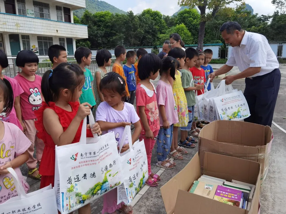 南宁市第一职业技术学校关工委成员代表赴马山县永州镇平山村开展关爱平山村小学送爱心活动