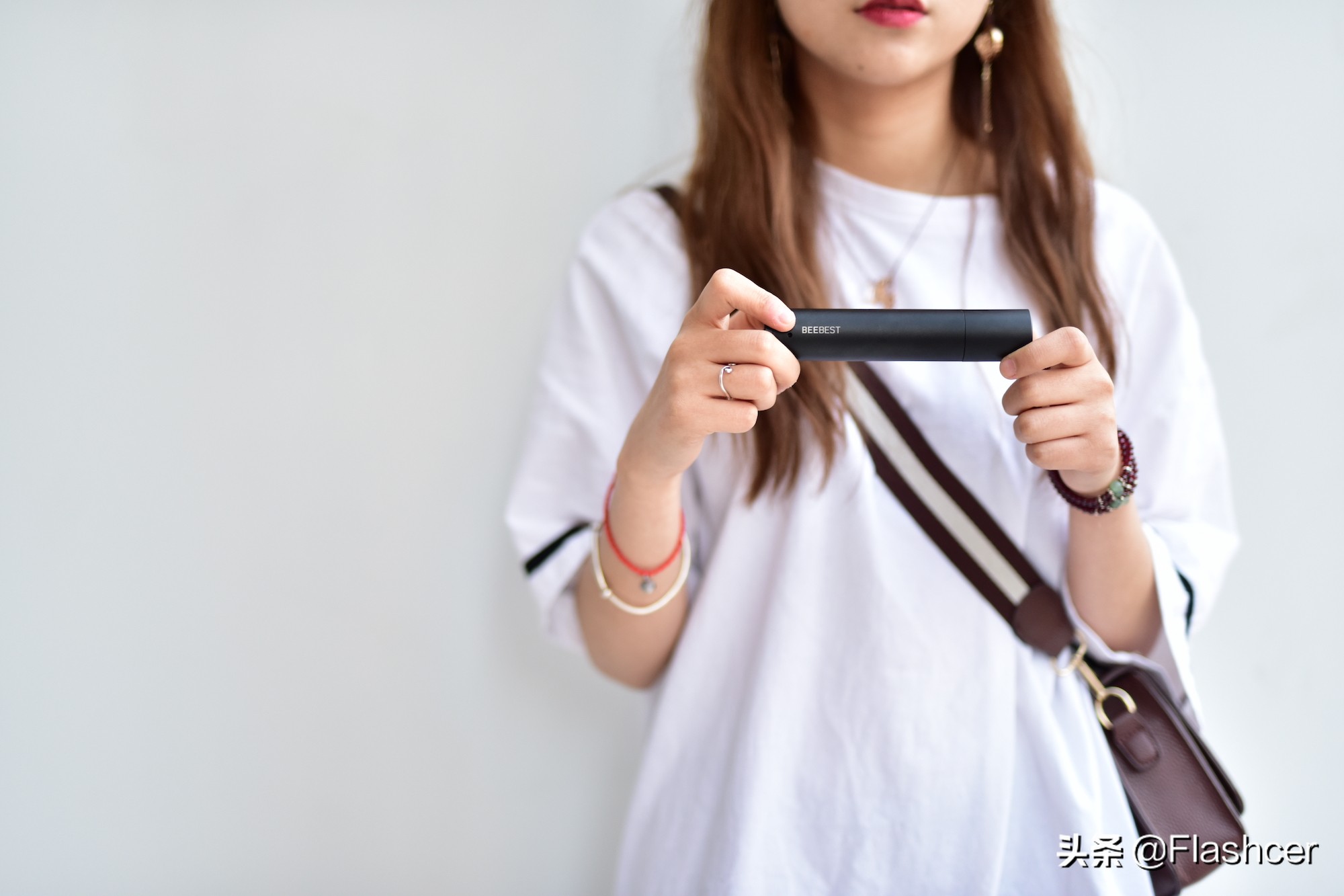 4挡亮度一键操控，更有爆闪和SOS模式，这款会变焦的手电筒真香