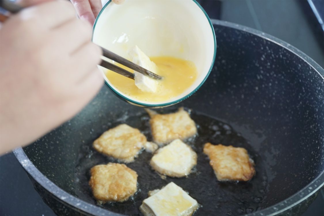 冬天，最该吃的不是萝卜，而是它，裹上鸡蛋液煎一煎，真的好香啊