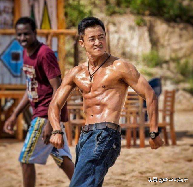 网红吃个桃桃太“娘”，引发网友不适举报，男