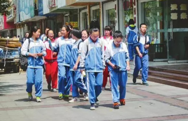 为啥“贵族学校”女生穿裙子，普通学校却是裤子？3点差距很现实