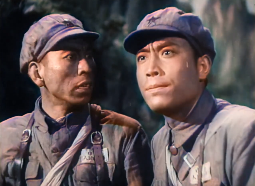 电影《智取华山》故事,两位群演坠崖牺牲,农民免费当替身