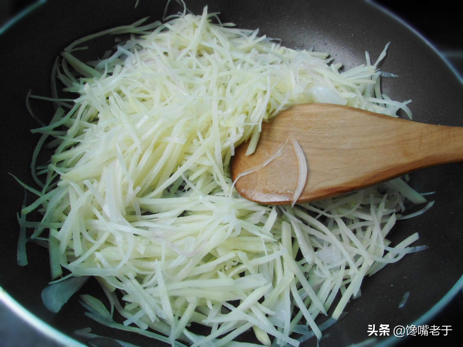 炒土豆丝好不好吃，关键在于加醋的时间！这步做不对，难怪不好吃