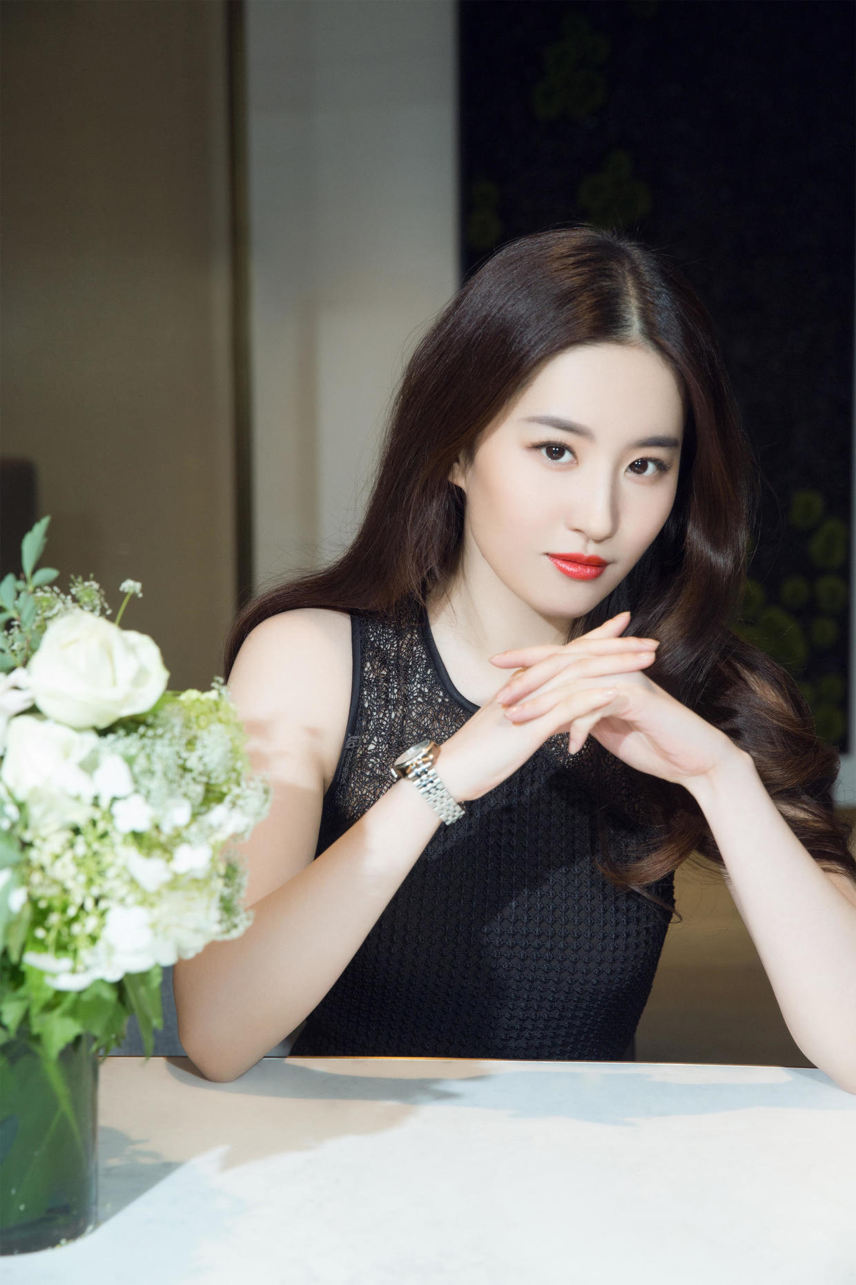 又被刘亦菲的"尤物气质"惊艳了,在国外穿香槟色连衣裙,太漂亮