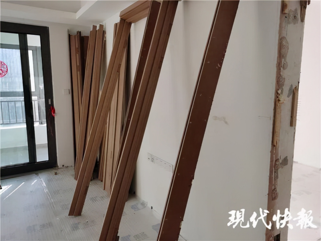精装房突然被拆成“毛坯房”，女房主欲哭无泪！装修队工头：走错门了，入户密码一样