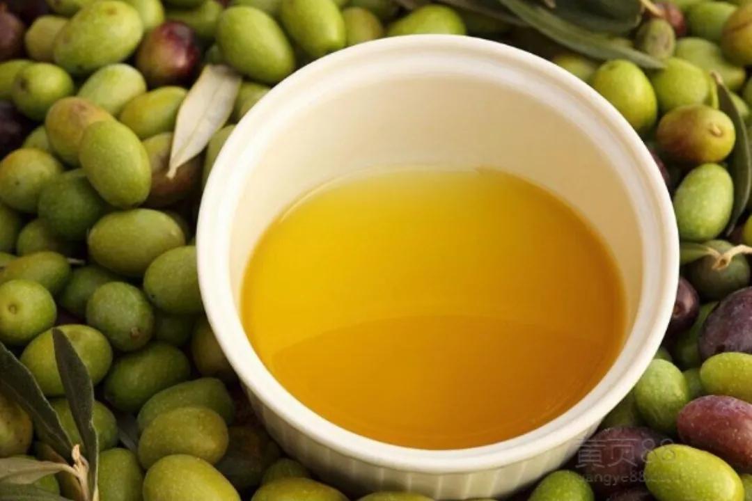 晚上洁面后,一滴茶油可润肤