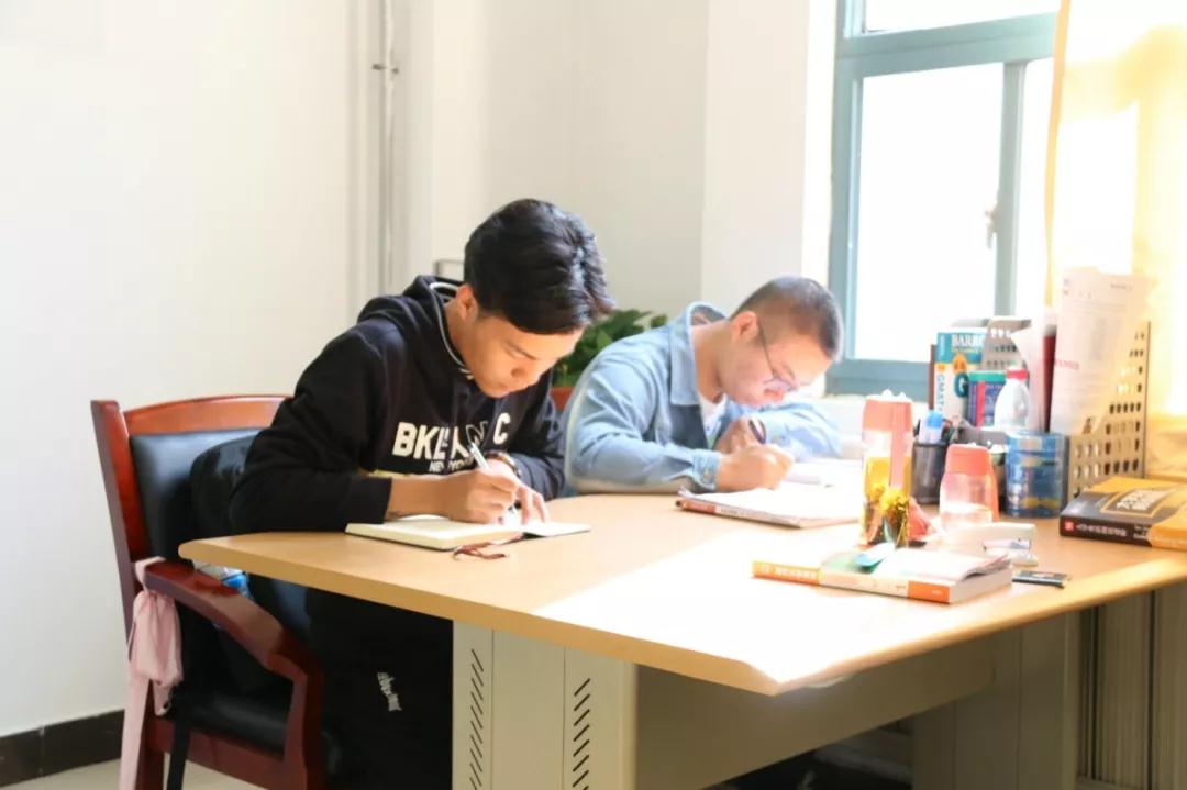 西安外国语大学，是由什么做成的？