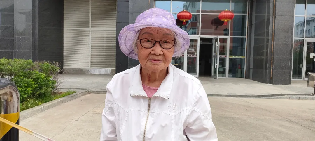 新中國第一代女拖拉機手:在北大荒耕起了草原萬里