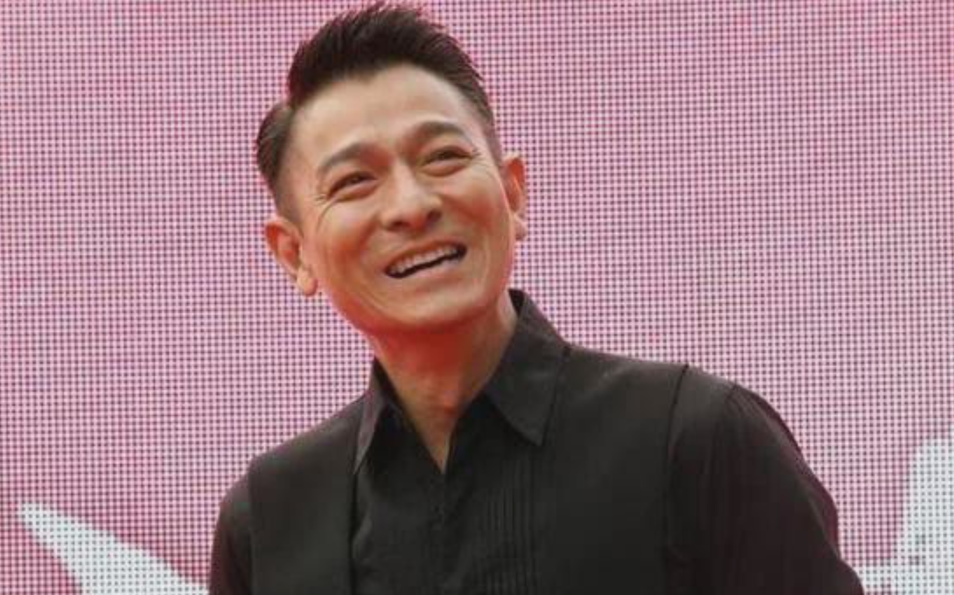黄霑当年有多狂：敢对成龙撒尿，单挑过李小龙，大骂刘德华3年