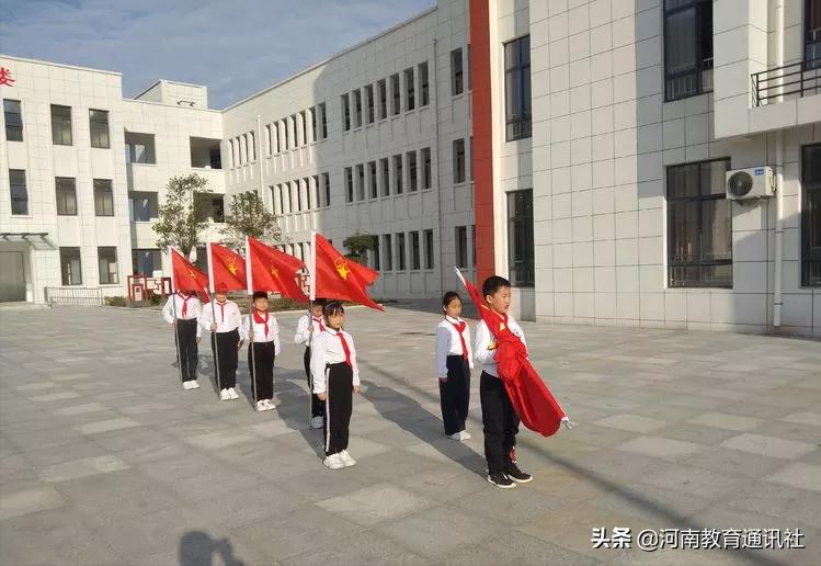 鄢陵县海棠路小学举行本学期第一次升旗仪式(图1)