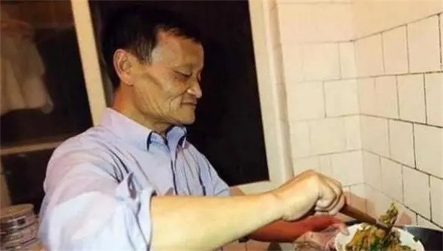 51岁四川老农撞脸马云，走红后狮子大开口要价，终黯然回乡捡蘑菇