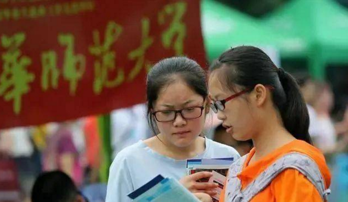 2021高考分数线公布，文理相差近百分，文科生：想考本科太难了