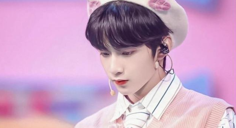 刘耀文现身重点高中，穿校服在班内上课被举报，官方却称未录取