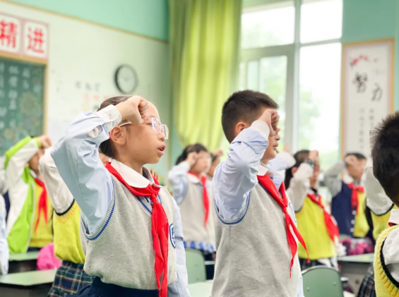 成都市各学校开展“少年先锋队建队日”系列活动