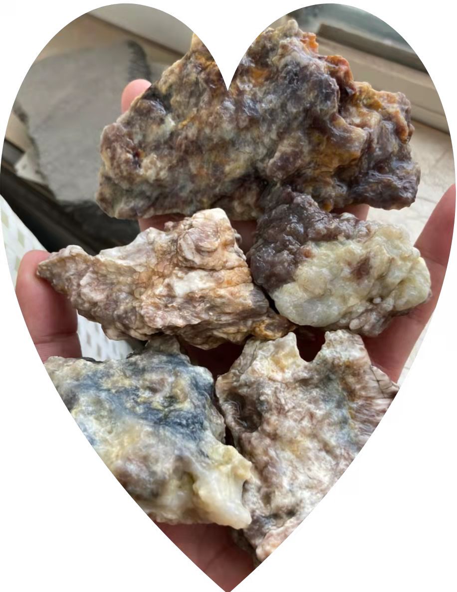 在哈密戈壁滩，有一种石头非常像玉，至今尚未定名