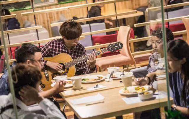 大学生真实现状：拿着3500的工资勉强维持生计，网友：实属不易