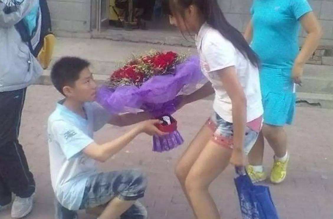 19岁女孩偷尝禁果，爸妈扬言断绝关系，邻居怒斥：早干嘛去了？