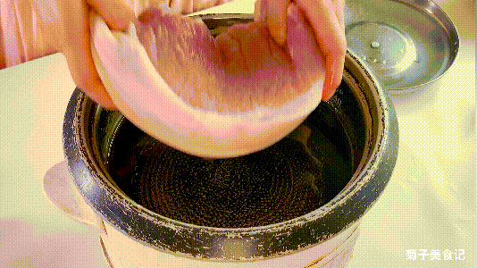 想要做出美味不油腻的蒜泥白肉，只要做对这几步，比饭店的还好吃