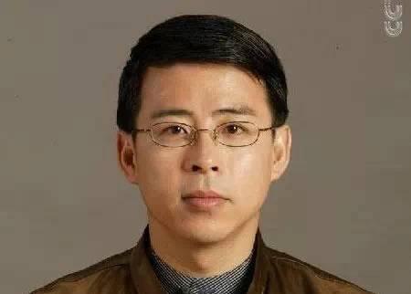 央视主持阿丘被封杀，风光一时沦落到唾弃一世，现在怎样了