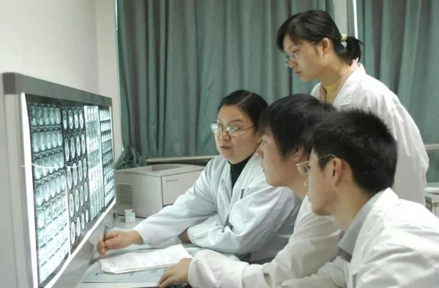 文科生也可以学医？4个适合文科生的医学专业，难度不大还好就业
