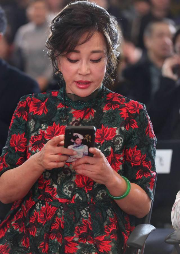 劉曉慶相貌身材不顯老，穿修身褲配馬術靴，看著好有時尚專業范