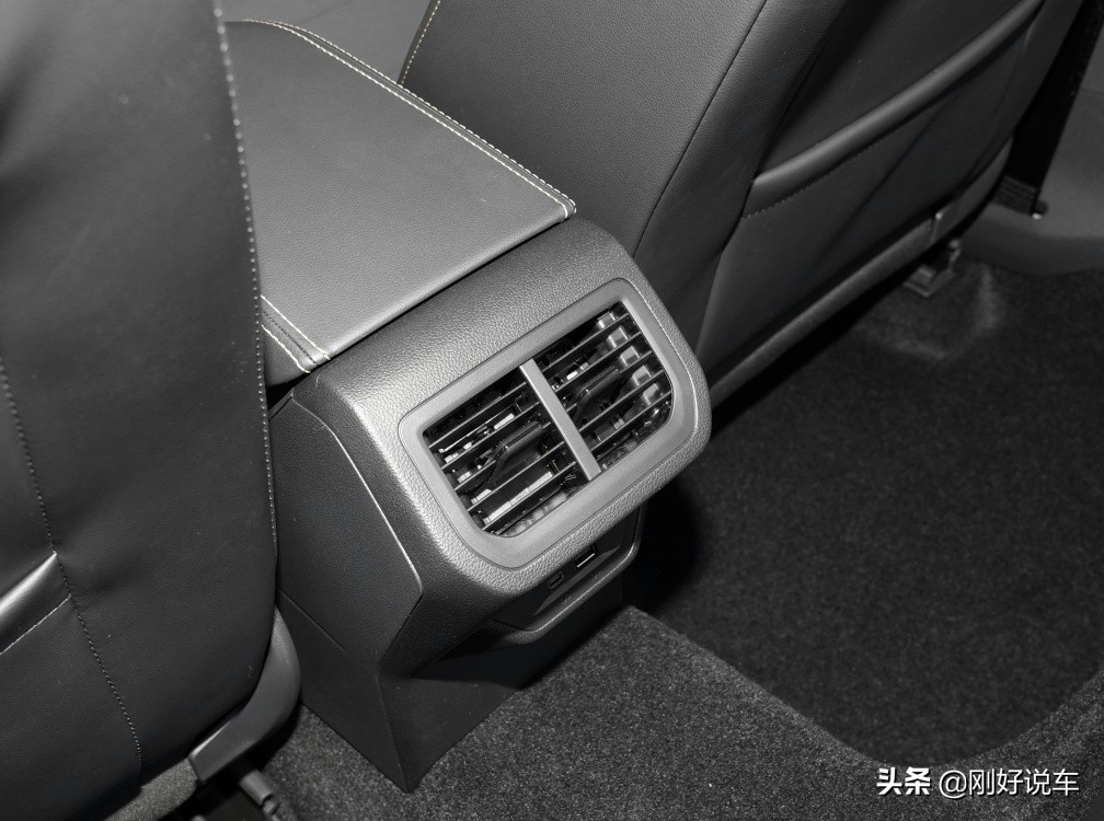 花十万元，你会买轿跑造型的伊兰特还是稳重大气的朗逸？