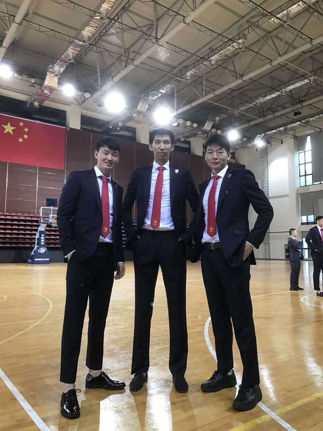 为什么nba球员穿西服(CBA西服故事，杜锋英伦绅士风，朱芳雨礼服疑被C罗复制)