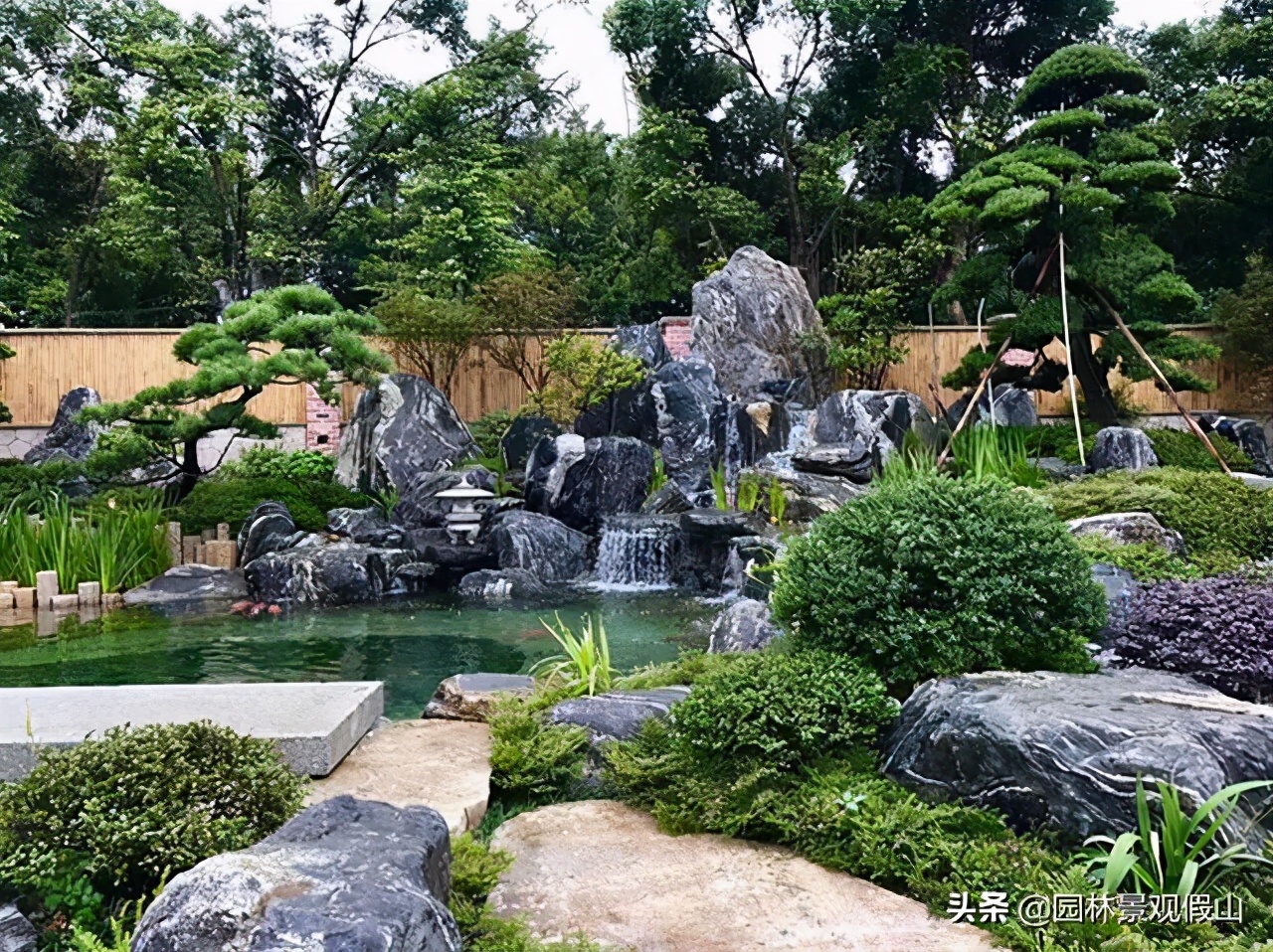 别墅庭院假山鱼池布局的作用及鱼池换水方法