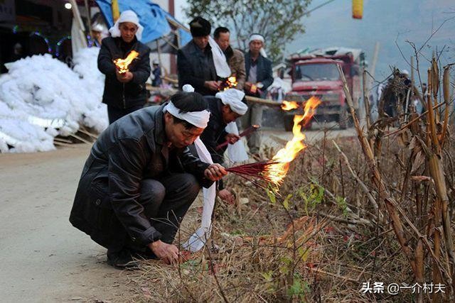 农村丧葬新规，将推广公墓制！地里老坟咋办？3种方式处理