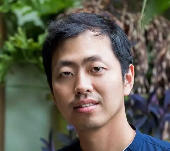 清华毕业生王昱珩，不上班在家中做自由职业，与女儿惬意生活