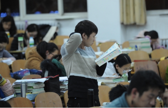 有种研究生叫“考得上，却上不起”，学费42.8万，普通家庭绕道走