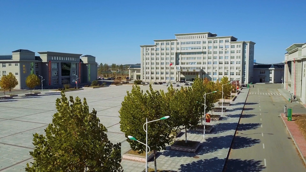 辽宁地质工程职业学院校徽：厚德笃学 崇实求新