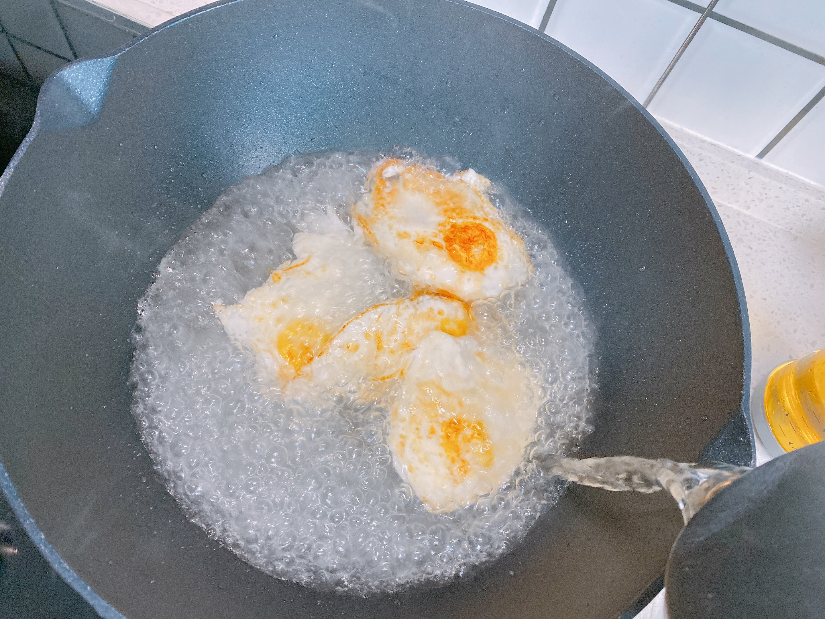 冬天要多喝这“2白汤”，荤素搭配，汤色浓白不油腻，10分钟完成