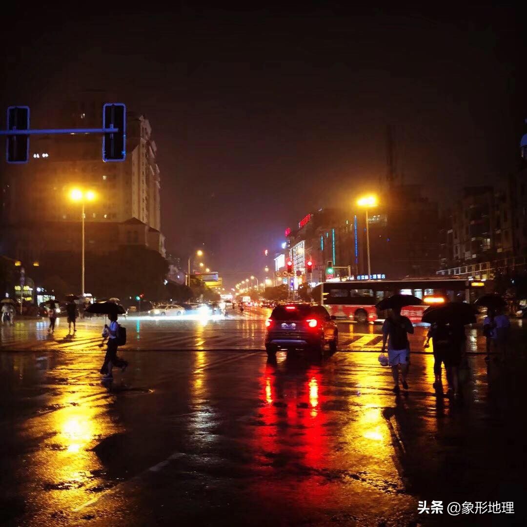 年轻情侣打着伞雨中约会-蓝牛仔影像-中国原创广告影像素材